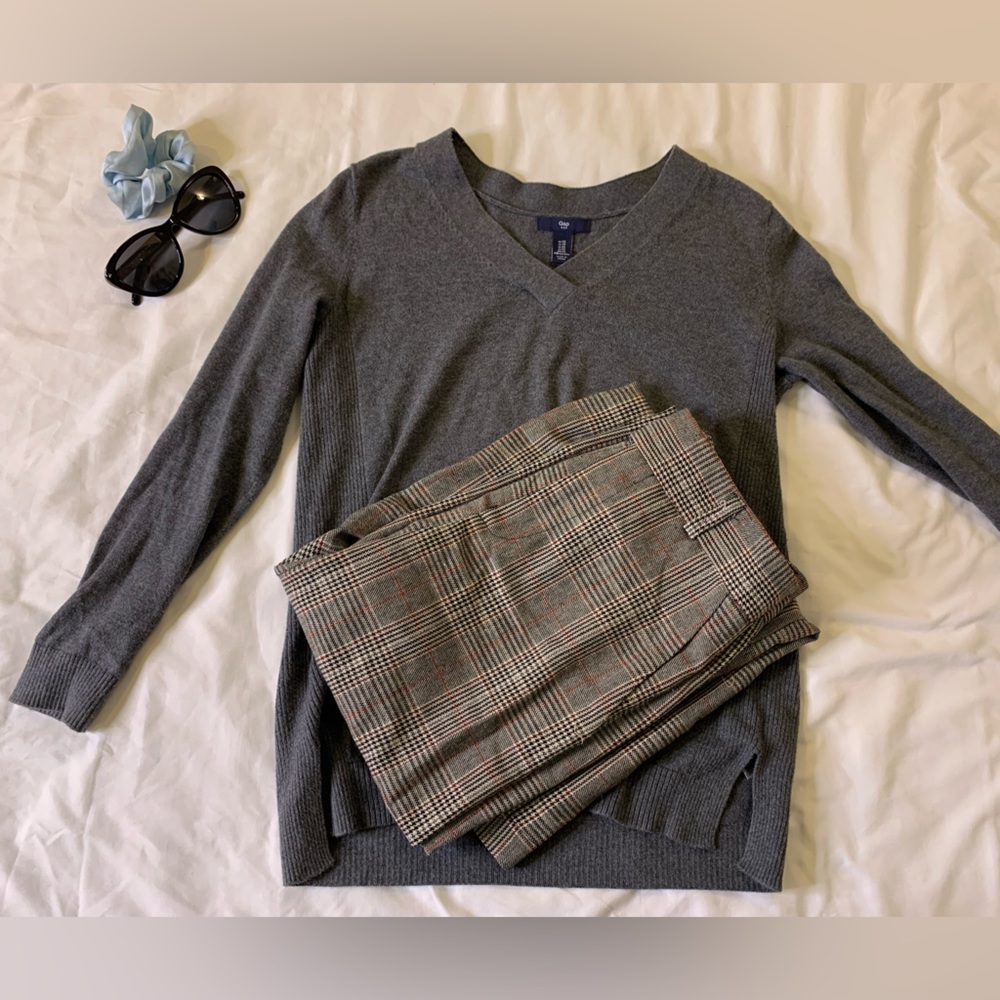 Gap V-neck grey sweater